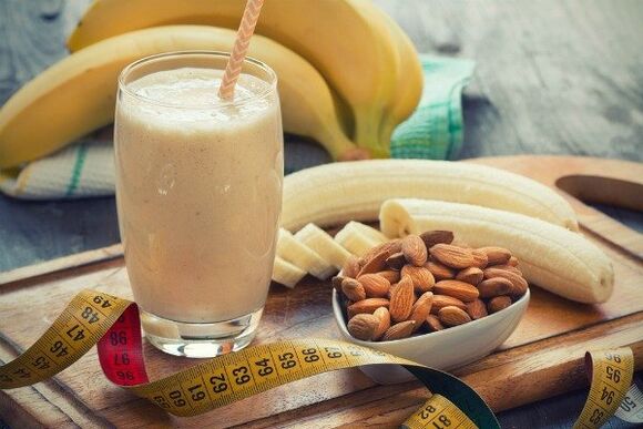 Smos with a banana and almond